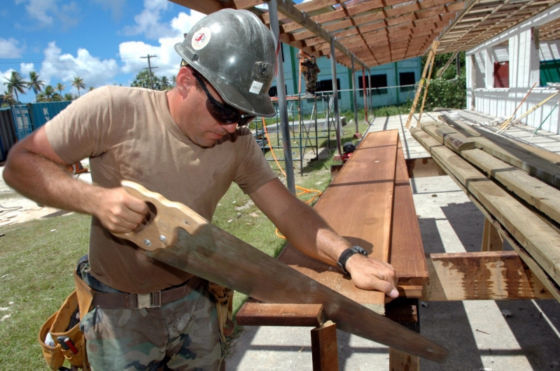 menuisier-ST ANTONIN-min_worker_construction_building_carpenter_male_job_build_helmet-893290